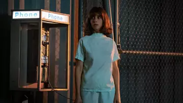 Le top bleu clair de Sarah (Alison Brie) dans Horse Girl