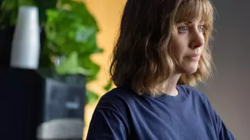 Le t-shirt bleu marine de Sarah (Alison Brie) dans Horse Girl