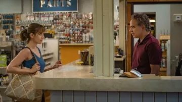 Le sac cabas motifs graphiques de Sarah (Alison Brie) dans Horse Girl