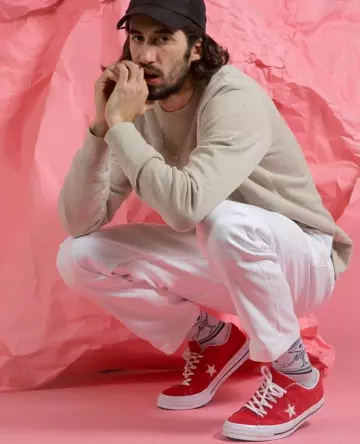 Les Converse rouges de Lomepal sur le compte Instagram de @palgelvis
