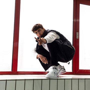 La chaqueta negra sin mangas que lleva Inoxtag en la cuenta de Instagram de @inoxtagytb 