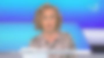 Le pull à motif léopard avec encolure ronde et manches longues de Caroline Roux dans C dans l'air le 24.03.2020