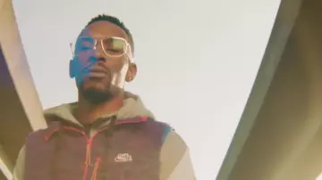 La veste violette Nike portée par Lacrim dans le clip Distances de L'As