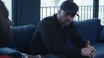 The black hat worn by SNO (Franck Gastambide) in Validated (S01E04)