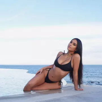 Le maillot de bain bikini noir porté par Kim Kardashian sur son compte Instagram