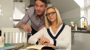 Chandail blanc porté par Linda (Lisa Kudrow) à se Sentir Bien (S01E02)