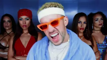 Les lunettes oranges de Bad Bunny dans son clip La Difícil