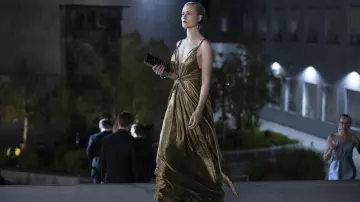 La robe de soirée portée par Dolores Abernathy (Evan Rachel Wood) dans la série Westworld (Saison 3 Épisode 1)