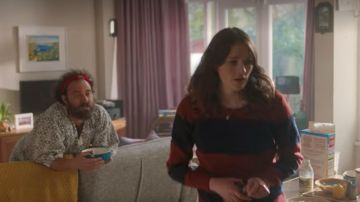 Blue and red striped sweater of George (Charlotte Ritchie) in Feel Good (S01E02)
