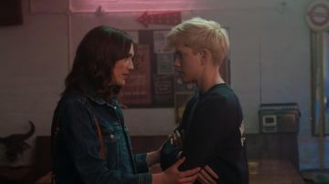 The jean jacket dark George (Charlotte Ritchie) in Feel Good (S01E03)