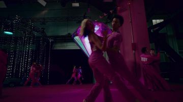 Jeans morados usados por Dua Lipa en Dua Lipa - Físico (Video Oficial)