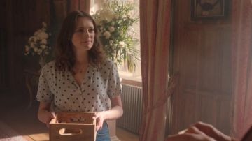 The blouse short sleeve shirt polka dot George (Charlotte Ritchie) in Feel Good (S01E03)