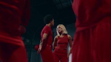 Red Jeans usés par l'Ucm Lipa dans Dua Lipa - Physique (Vidéo Officielle)