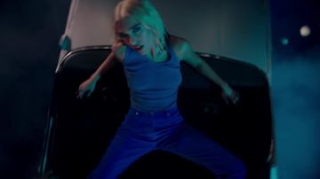 Bleu jeans usés par l'Ucm Lipa dans Dua Lipa - Physique (Vidéo Officielle)