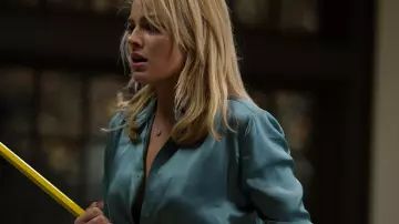 La chemise satinée bleue de Naomi Lapaglia (Margot Robbie) dans Le Loup de Wall Street