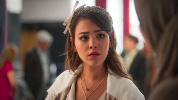 The headband satin Read (Danna Paola) in Elite (S03E08)