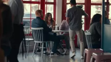 Adidas Originals Gazelle Marine porté par Mike (André Santini) dans Dave Saison 1 Épisode 1