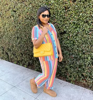 UGG II Classic Mini Bottes portées par Mindy Kaling Instagram le 23 Mars 2020