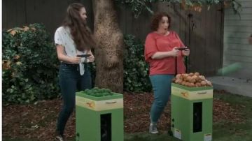 Jane Super High-Rise Skinny Jeans porté par Charlotte Wrather (Olivia Sanabia) en Coop & Cami Demandez Le Monde (S02E10)