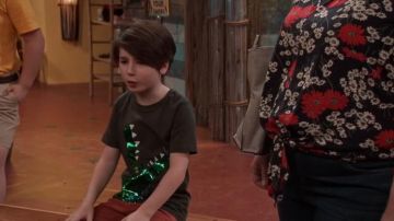 Camiseta con motivo - Azul oscuro utilizada por Ollie Wrather (Paxton Booth) en Coop & Cami Ask The World (S02E10)