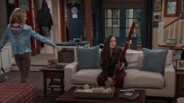 Rhodes cavalier porté par Cameron Wrather (Ruby Rose Turner) en Coop & Cami Demandez Le Monde (S02E10)