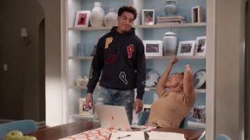 Impression en noir Hoodie, portés par Andre Johnson, Jr (Marcus Scribner), en black-ish Saison 6 Épisode 19