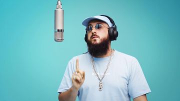 Le t-shirt bleu ciel Don Dada de Caballero dans le clip Californie de Caballero & JeanJass - A COLORS SHOW