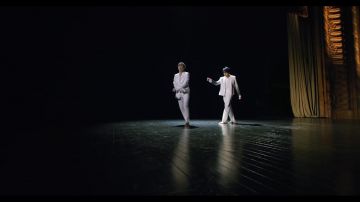 White blazer of Kim Taehyung in BTS (방탄소년단) 'Black Swan' Official MV