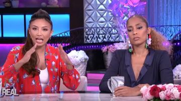 Asos Design Grey Satin Drape Midi Vestido usado por Amanda Seales en The Real marzo 24, 2020 