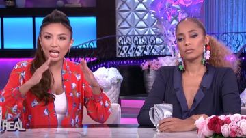 Rag & Bone Rouge Floral-Print Veste de Robe portée par Jeannie Mai sur Le Réel, le 24 Mars 2020