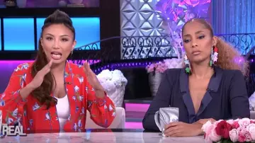 Rag & Bone Red Flo­ral-Print Jack­et Dress worn by Jeannie Mai on The Real  March 24, 2020