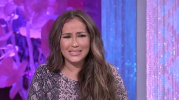 Asos design Printed Cutout Top usado por Adrienne Bailon en The Real marzo 23, 2020