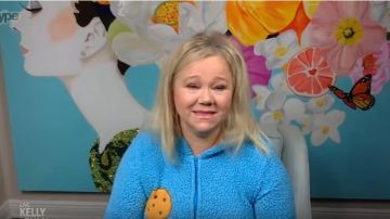 Sesame street Blue Print Suit Pa­ja­ma worn by Caroline Rhea on LIVE with Kelly and Ryan March 23, 2020