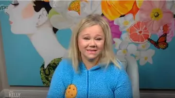 Sesame street Blue Print Costume Pyjama porté par Caroline Rhea sur VIVRE avec Kelly et Ryan 23 Mars 2020