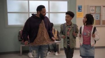 Rose Laitue T-Shirt porté par Diane Johnson (Marsai Martin), en black-ish Saison 6 Épisode 19