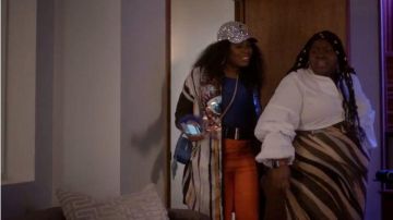 Traje de plumas azules usado por Porsha (Ta'Rhonda Jones) en Empire Temporada 6 Episodio 14