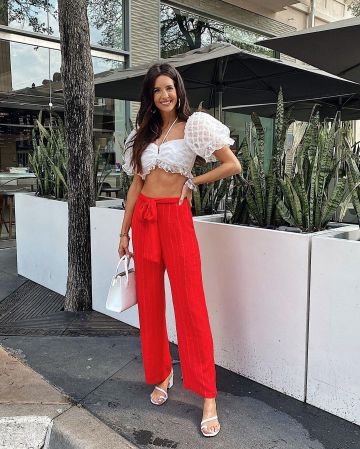 Top blanco de Jaclyn Ram en la cuenta de Instagram @myviewinheels