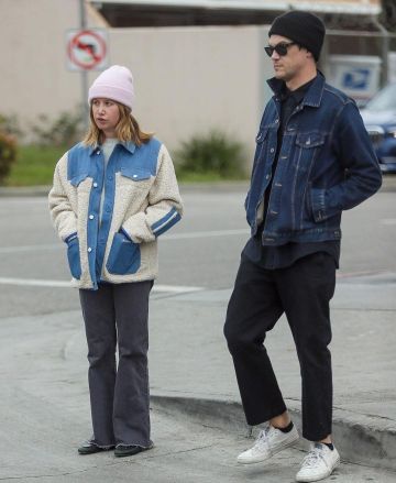 Cole Haan Grandseries Bonnet dans l'Aube Rose porté par Ashley Tisdale Los Angeles, le 20 Mars 2020