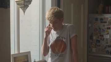 Estampado blanco St. Croix Tee usado por Mae (Mae Martin) en Feel Good (S01E02)