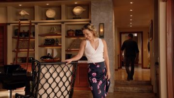 The flowered skirt worn by Juliett Higgins (Perdita Weeks) in Magnum (Season 1)