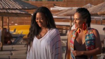 Blanc Dentelle Caftan porté par le Kenya Moore dans The Real Housewives of Atlanta la Saison 12 Épisode 19