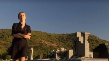 Dress Zara black brought to the funeral by Carla (Ester Expósito) in the series Elite (S03E08)