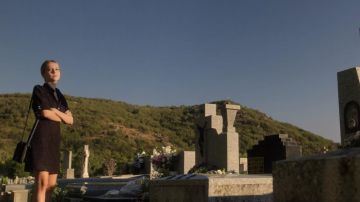 Black dress lace Zara worn by Carla (Ester Expósito) at the funeral of Polo in the series Elite (S03E08)