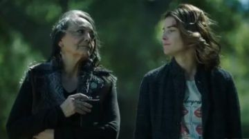 White T-shirt worn by Dex Parios (Cobie Smulders) in Stumptown Season 1 Episode 18