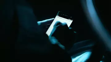 Smartphone Sony Xperia utilisé par les Rayons de la Garnison (Vin Diesel) dans injectés de sang
