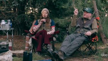 L'une Des Filles floral Manches Longues Tee porté par Rio (Lake Bell) dans Bénisse Ce Gâchis Saison 2 Épisode 16