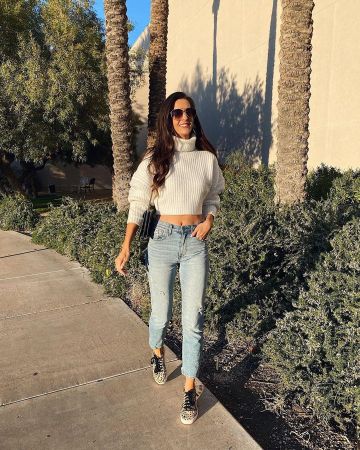 Suéter crop roll neck de Jaclyn Ram en la cuenta de Instagram @myviewinheels