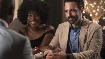 Le top noir à épaules dénudées de Taylor Harding (Kirby Howell-Baptiste) dans Why Women Kill (Saison 1)