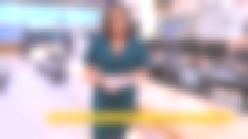 The short dress V-neck silk cyprés of Karine Baste-Regis in Télématin the 25.03.2020