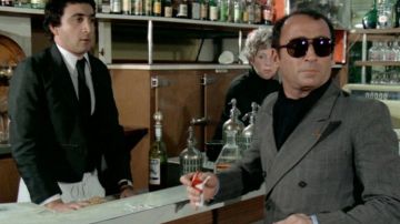 Sunglasses vintage black, Daniel (Claude Brasseur) in An elephant that misleads enormously